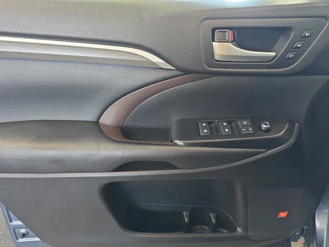 Used 2018 Shoreline Mist Toyota Limited Platinum image 28