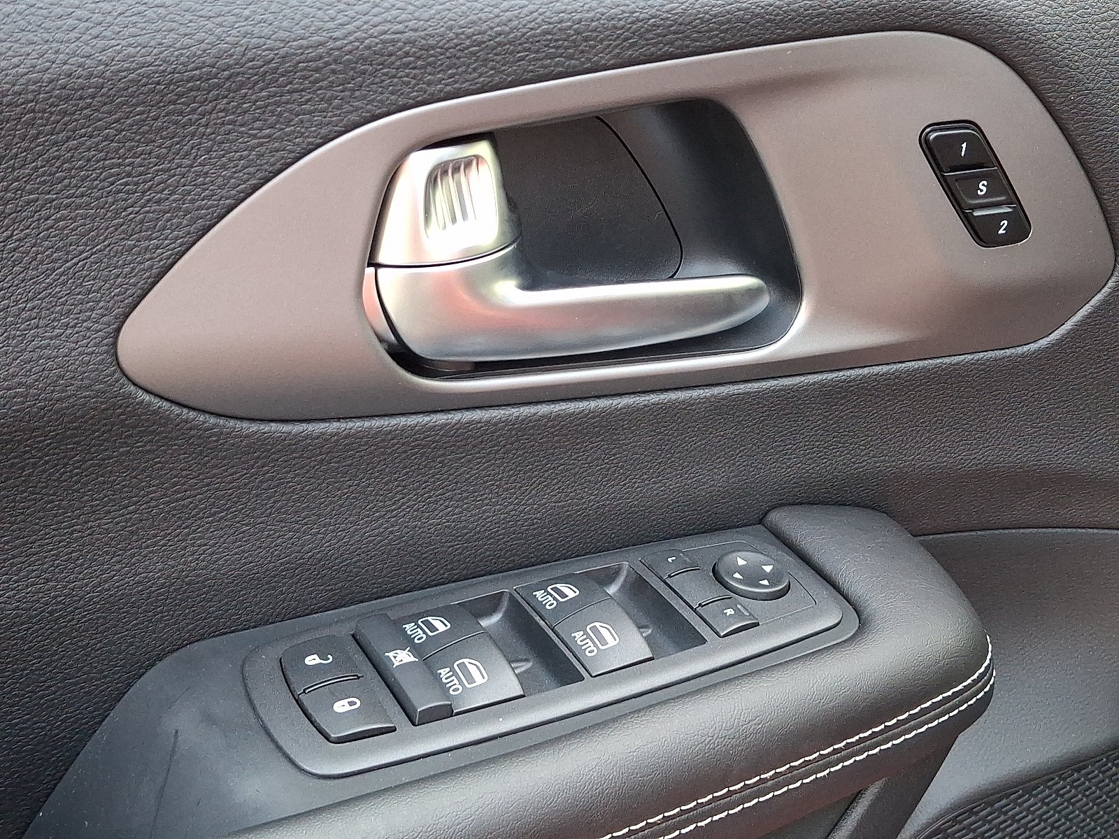 New 2027 Red Hot Pearl-Coat Exterior Paint Chrysler Select AWD image 8