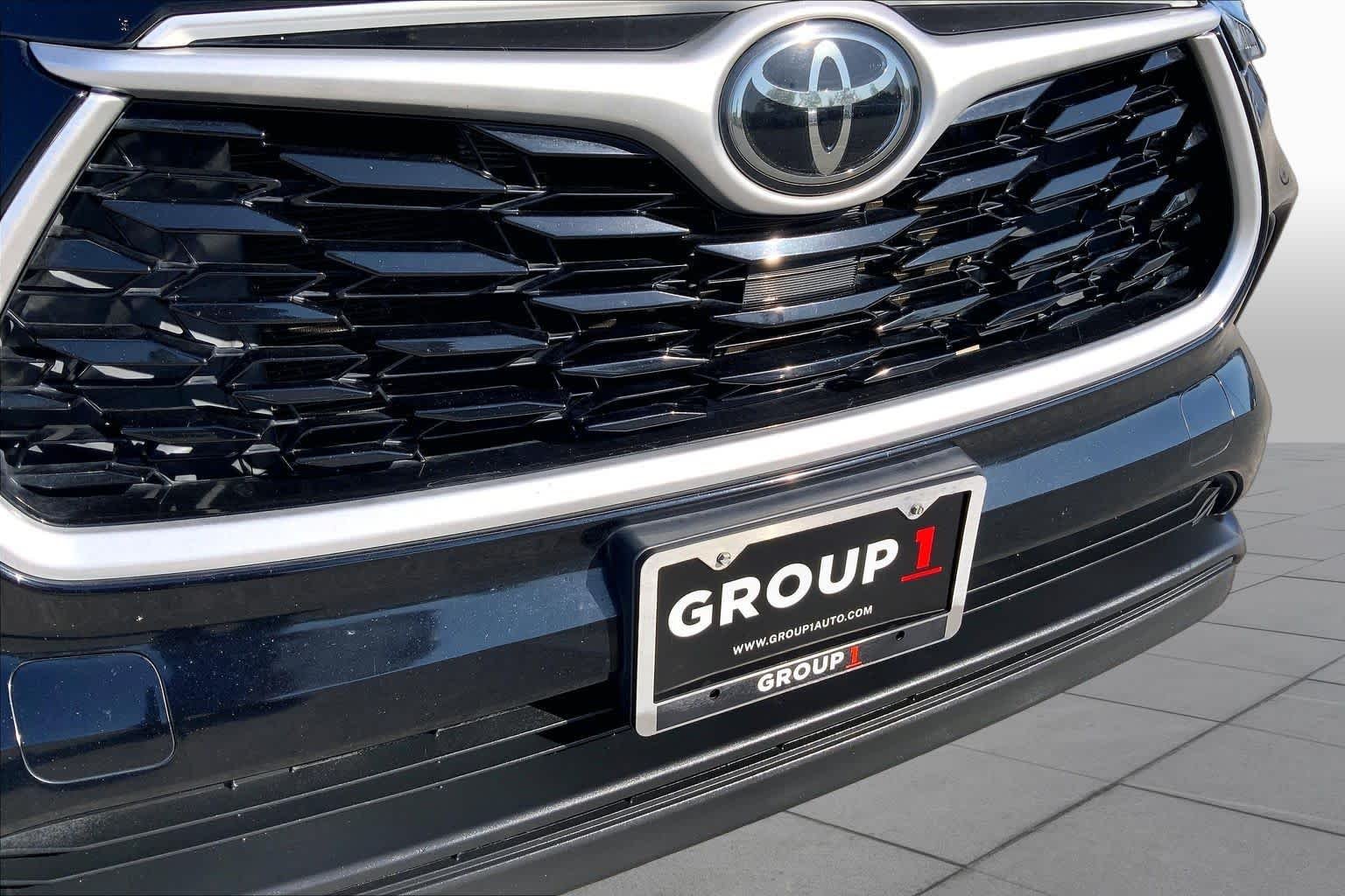 Used 2021 Midnight Black Metallic Toyota XLE image 29