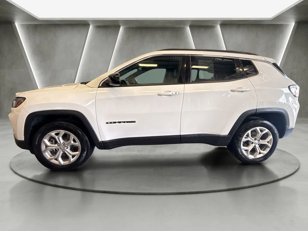 Used 2024 White Jeep Latitude image 4