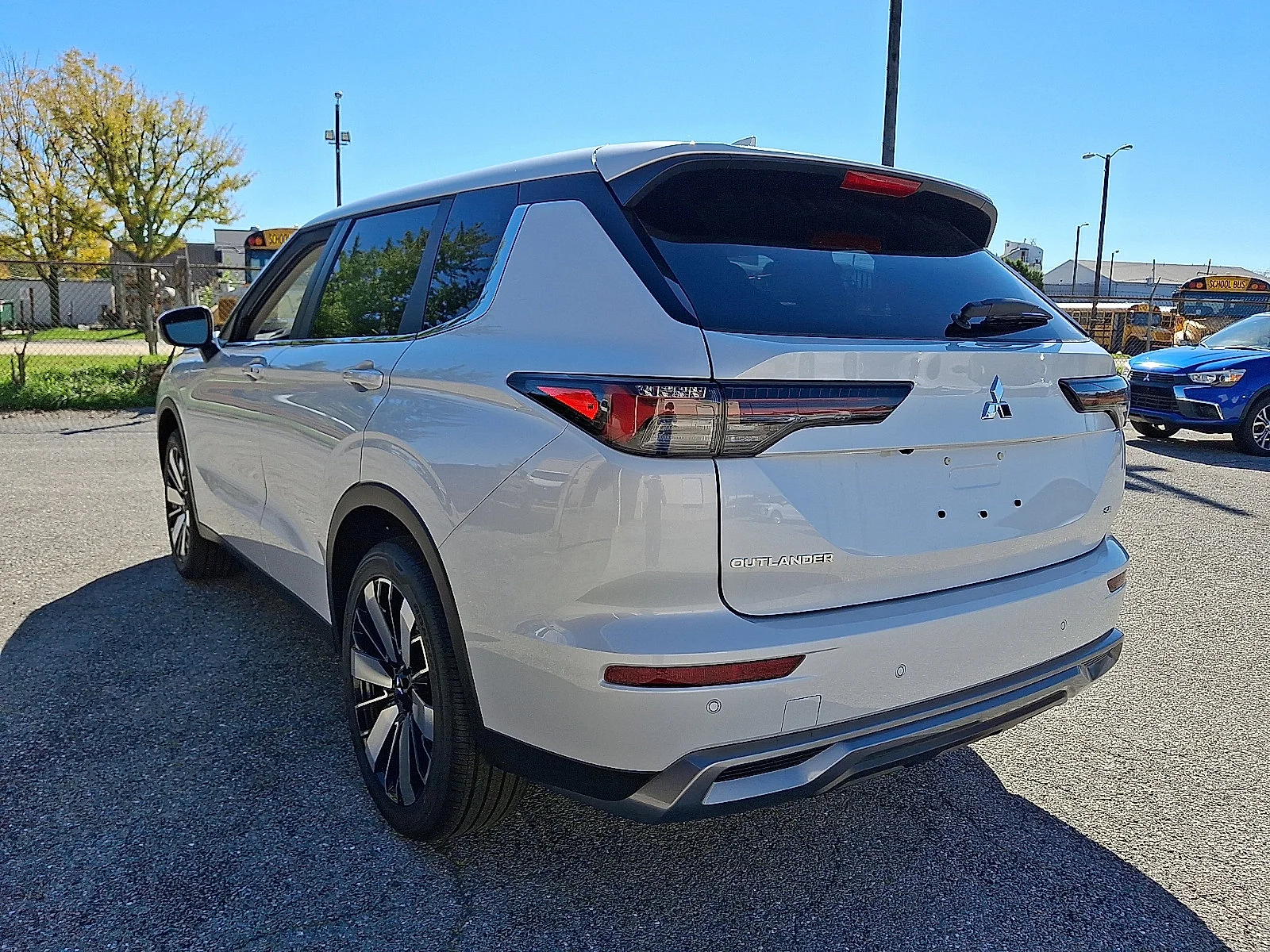 New 2026 White Mitsubishi SE image 5
