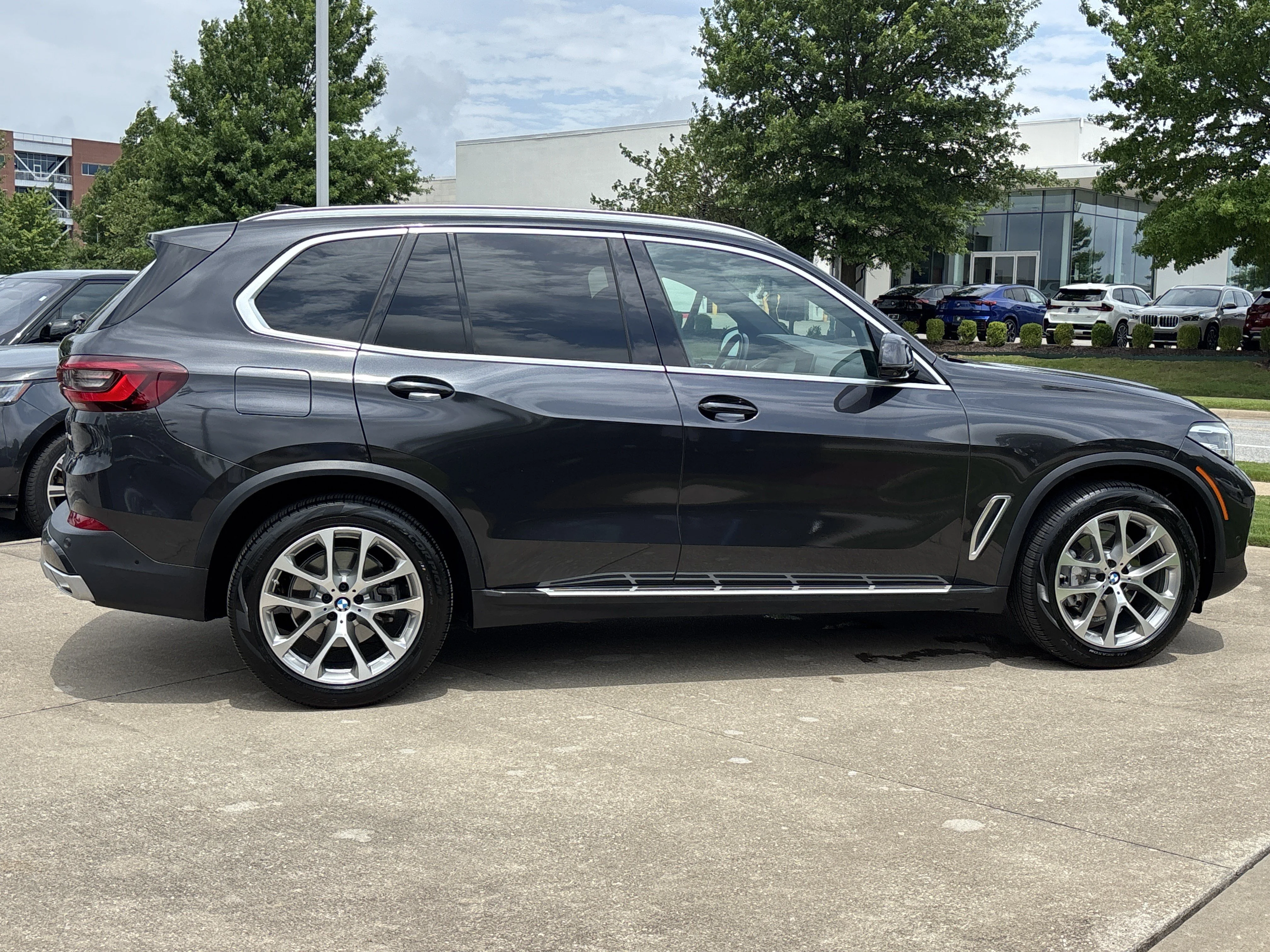 Used 2023 Dark Graphite Metallic BMW xDrive40i AWD image 2