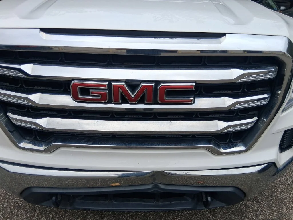 Used 2019 White GMC SLE image 15