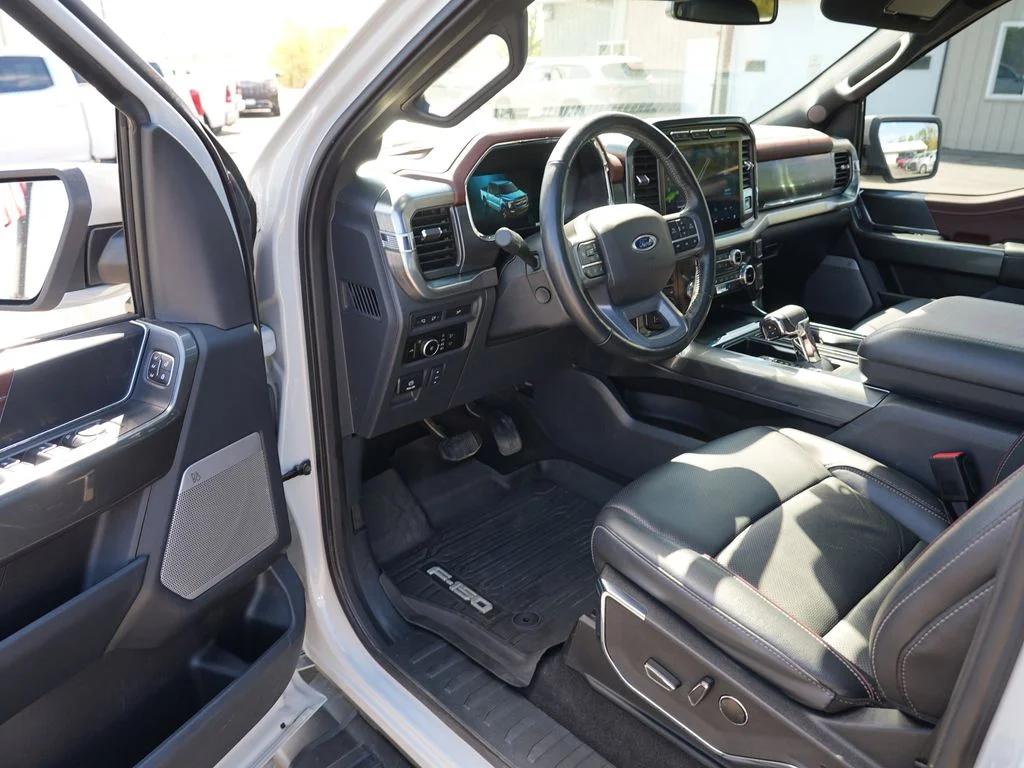 Used 2023  Ford Lariat image 13