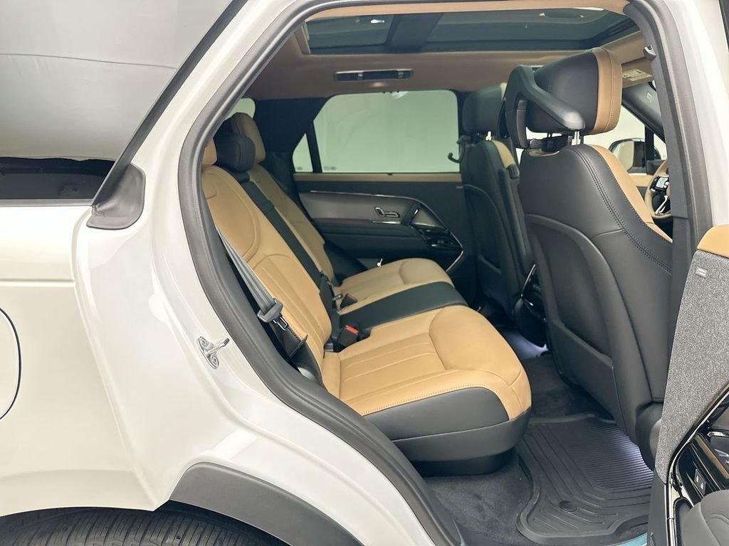 New 2026 Ostuni Pearl White Land Rover Dynamic SE image 7