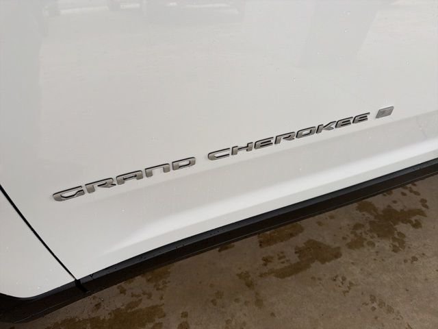New 2026 Bright White Clear-Coat Exterior Paint Jeep Laredo X image 11