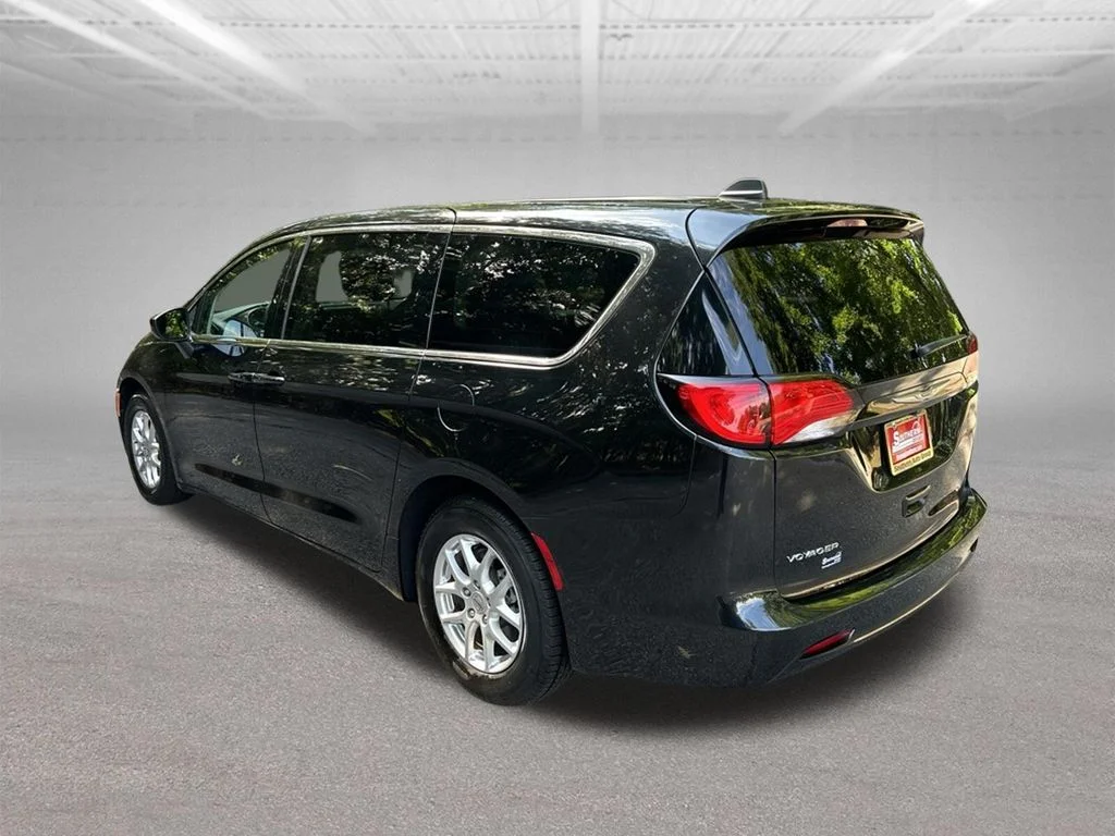 Used 2022 Black Chrysler LX image 3