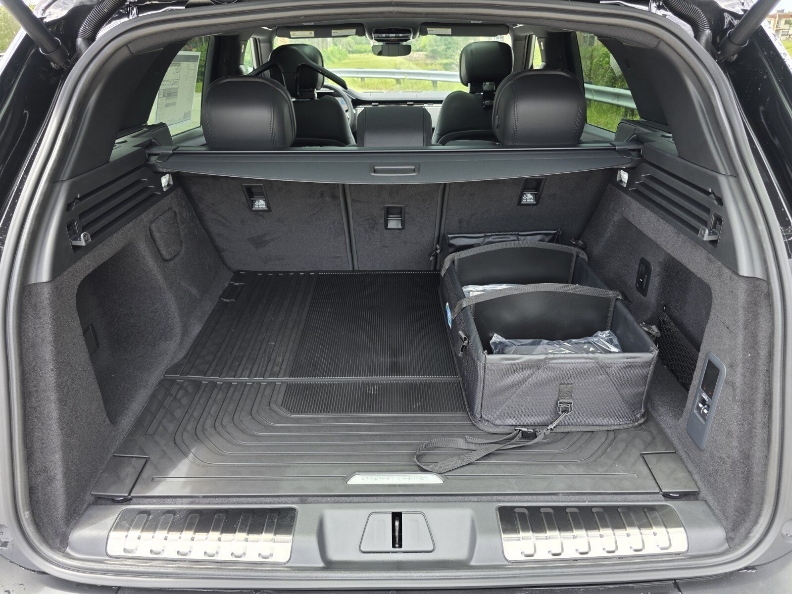 New 2026 Santorini Black Land Rover P400 Dynamic SE image 14