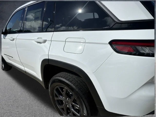 New 2027 Bright White Clear-Coat Paint Jeep Laredo Altitude image 16