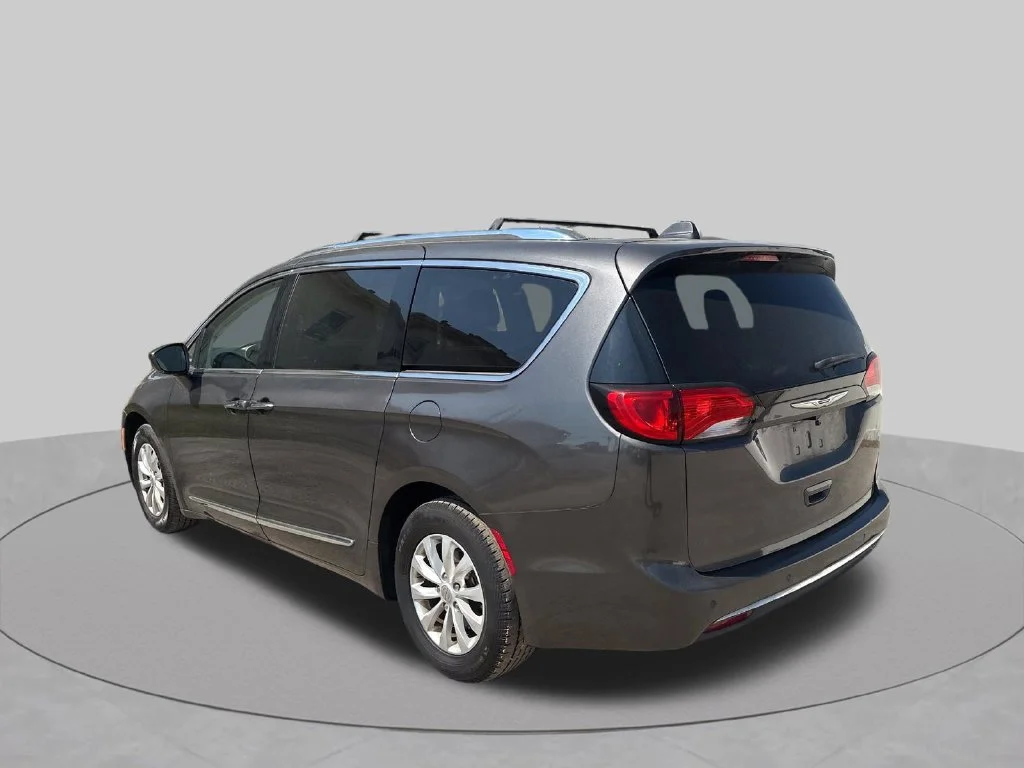 Used 2018 Gray Chrysler Touring L image 4