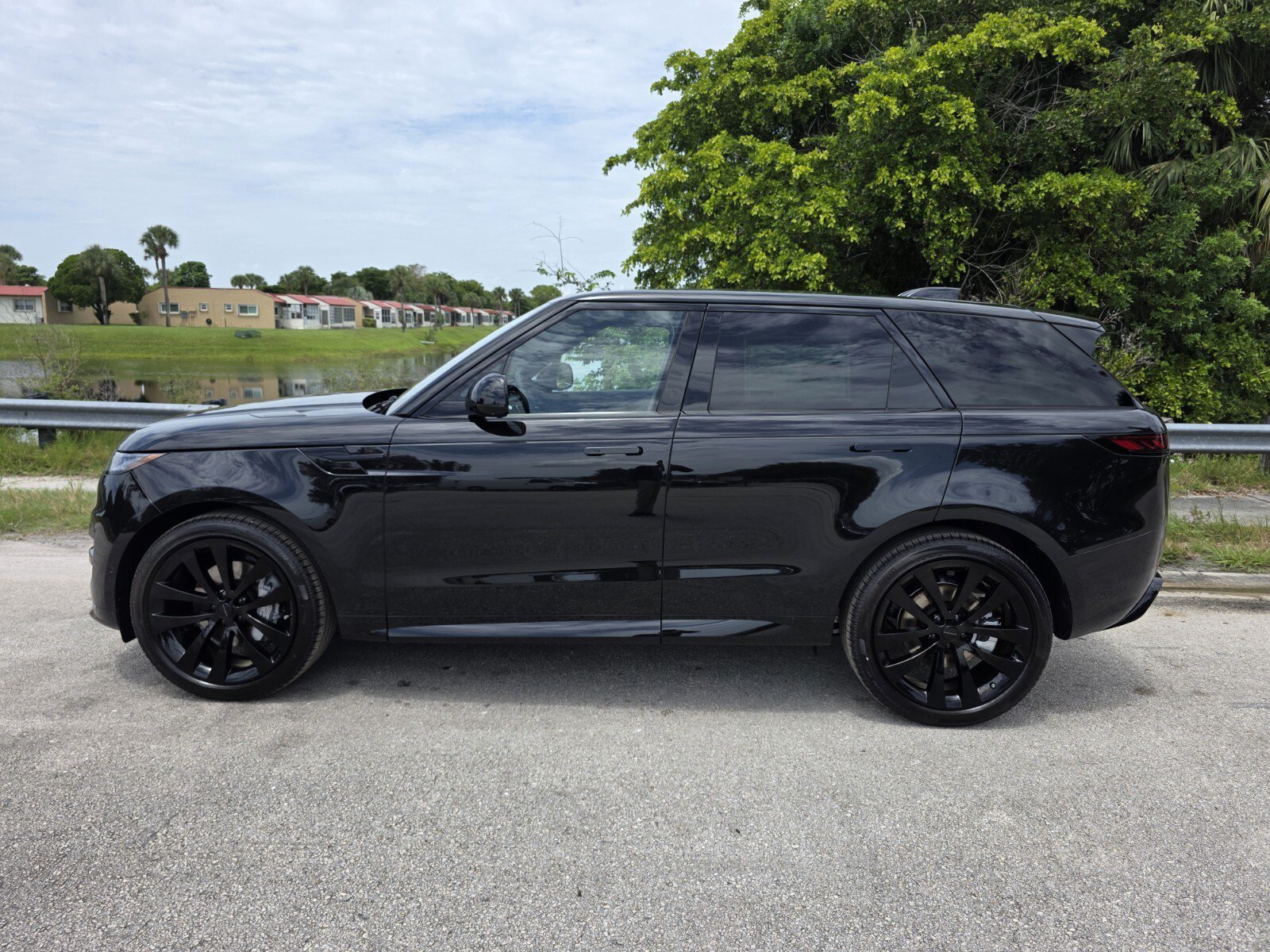 New 2026 Santorini Black Land Rover P400 Dynamic SE image 7