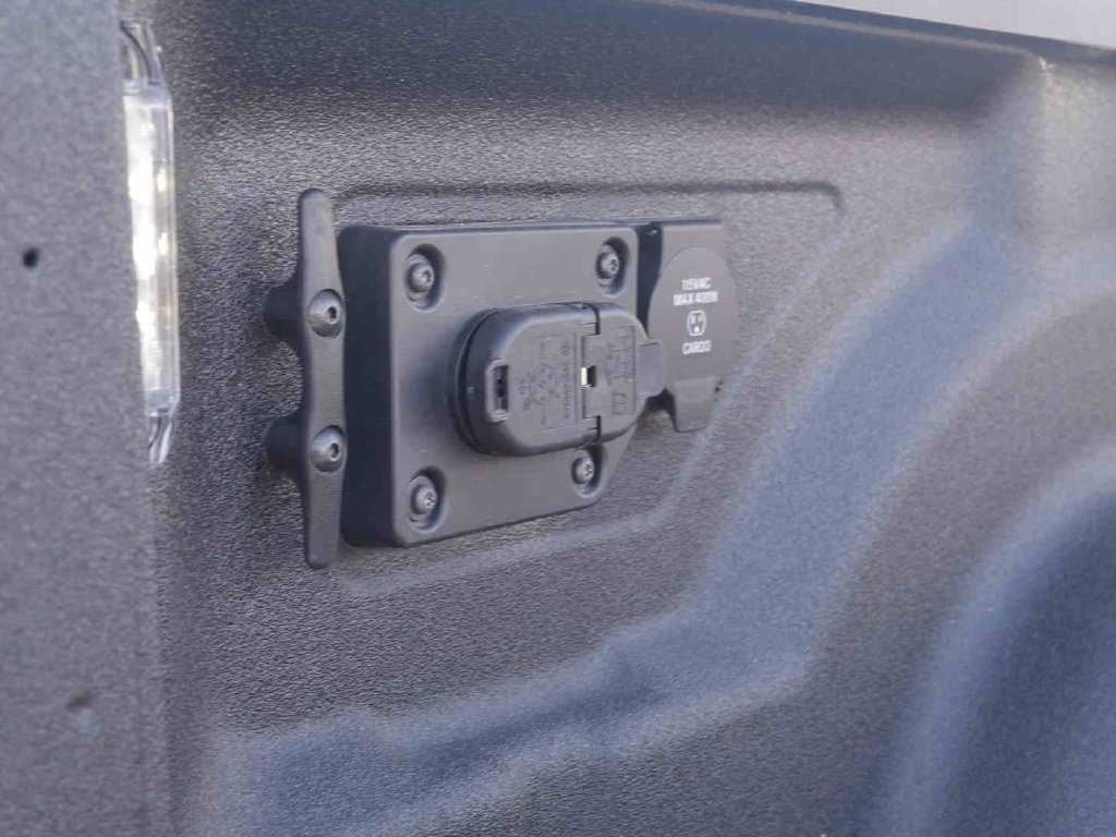 New 2026 Bright White Clear-Coat Exterior Paint RAM LARAMIE image 10