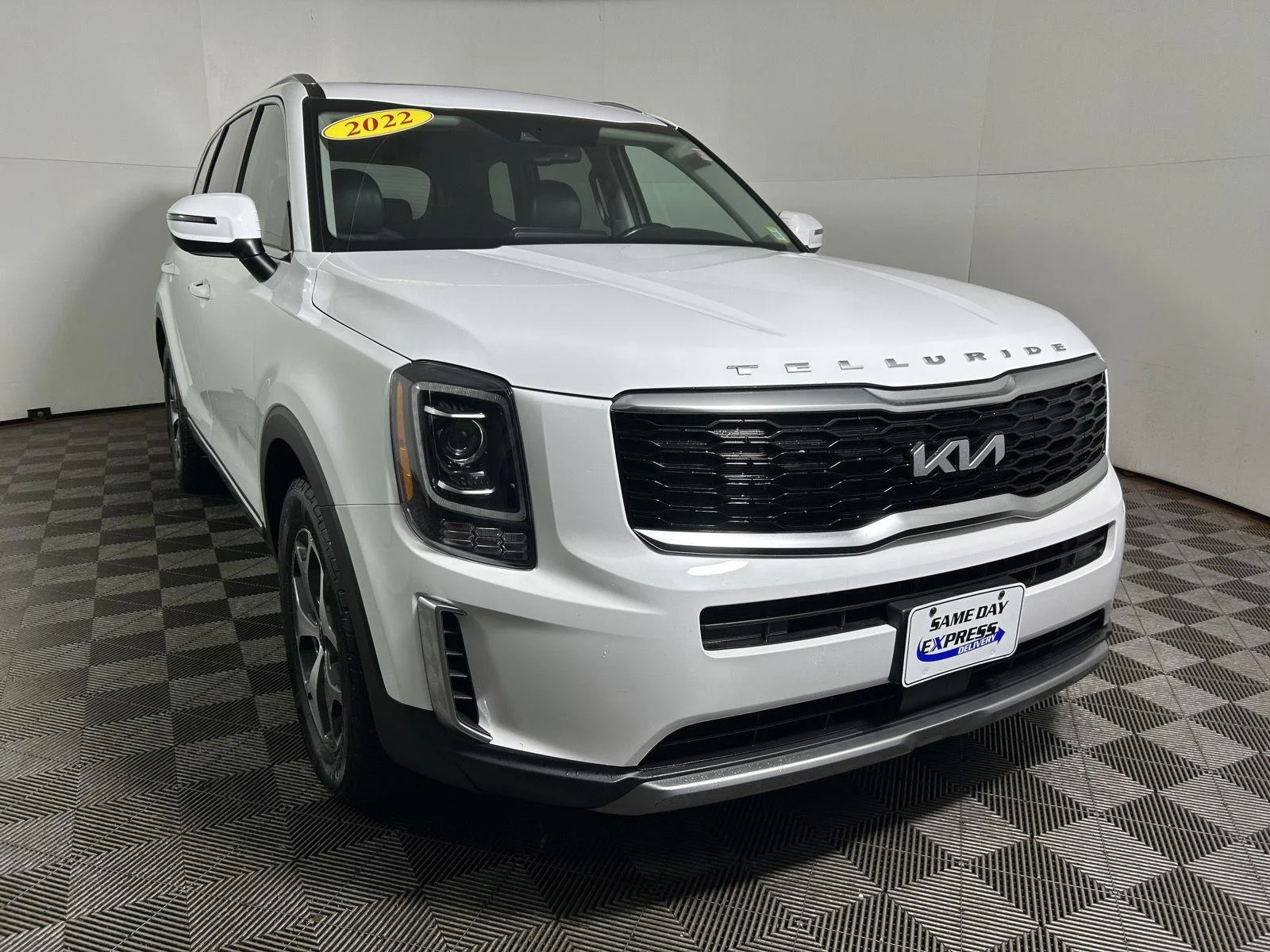 Used 2022 White Pearl Kia EX image 4