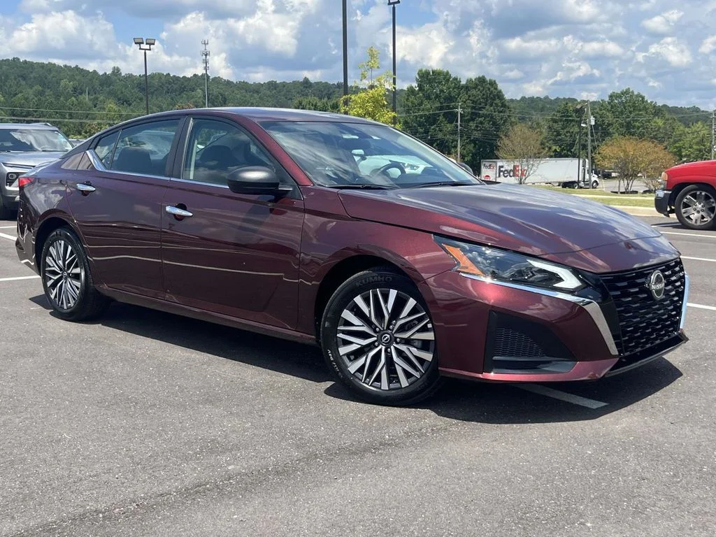 Used 2025 Red Nissan 2.5 SV image 1