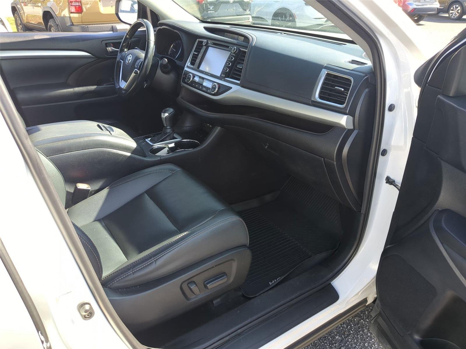 Used 2019  TOYOTA  image 42
