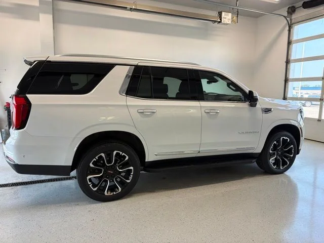 Used 2025 White GMC Elevation image 9