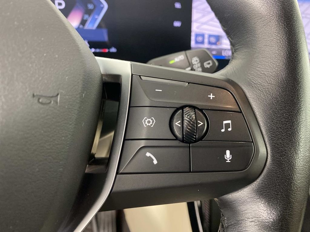 Used 2023 White BMW xDrive28i image 17