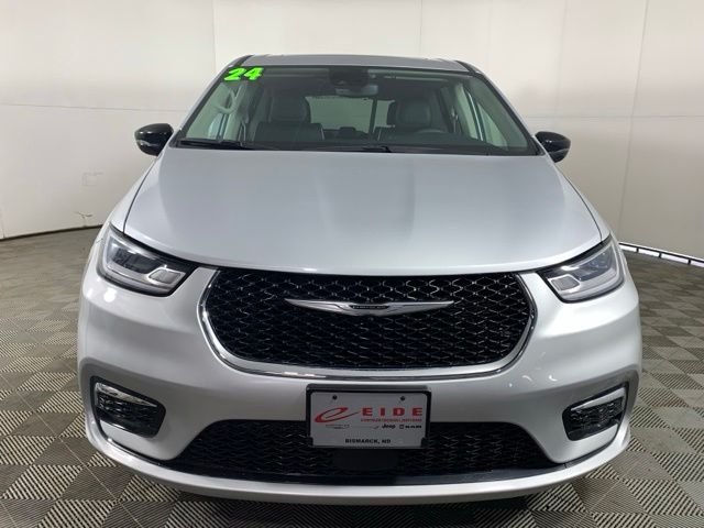 Used 2024 Silver Chrysler Limited image 12