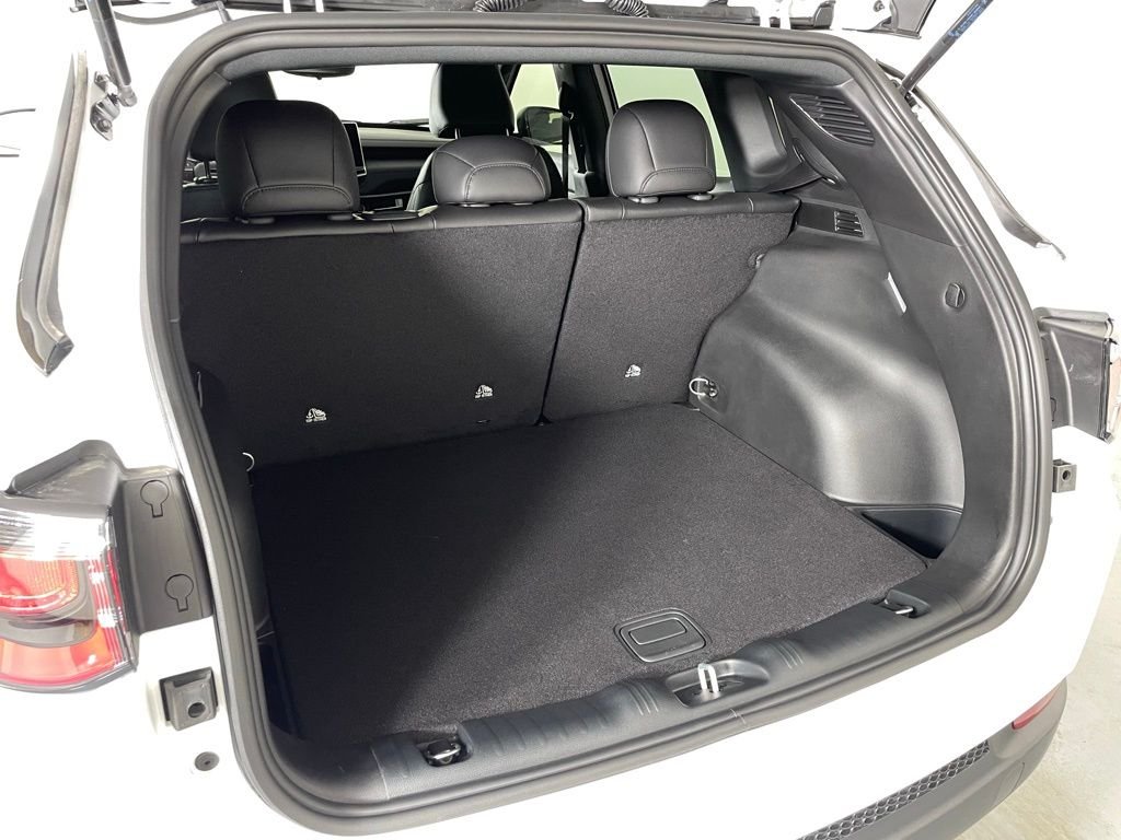 New 2026 Bright White Clearcoat Jeep Latitude image 36