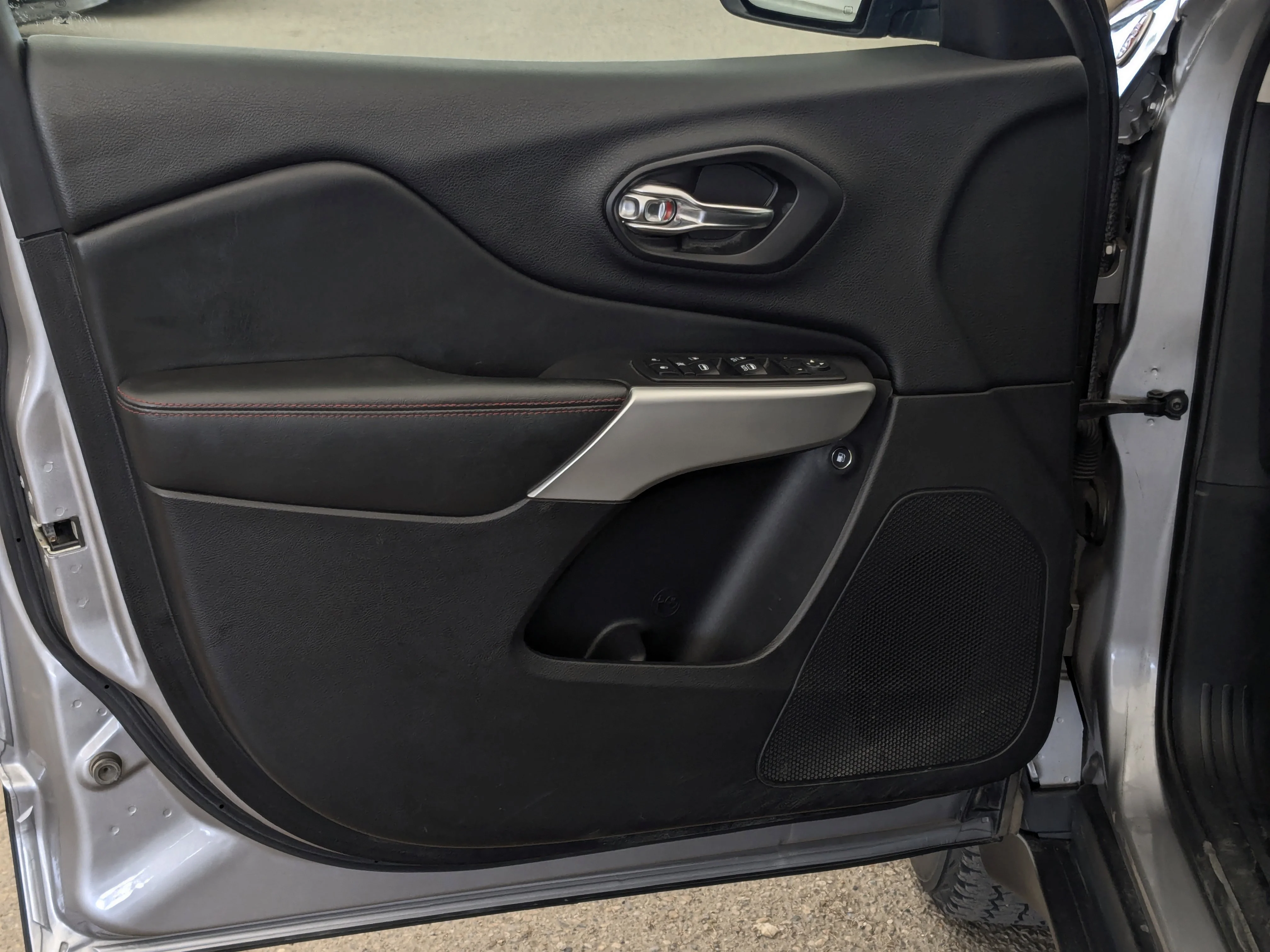 Used 2018 Grey Jeep Trailhawk - Cold Weather Pkg - Comfort Grp - Command View Sunroof - Napa Leather & More image 12