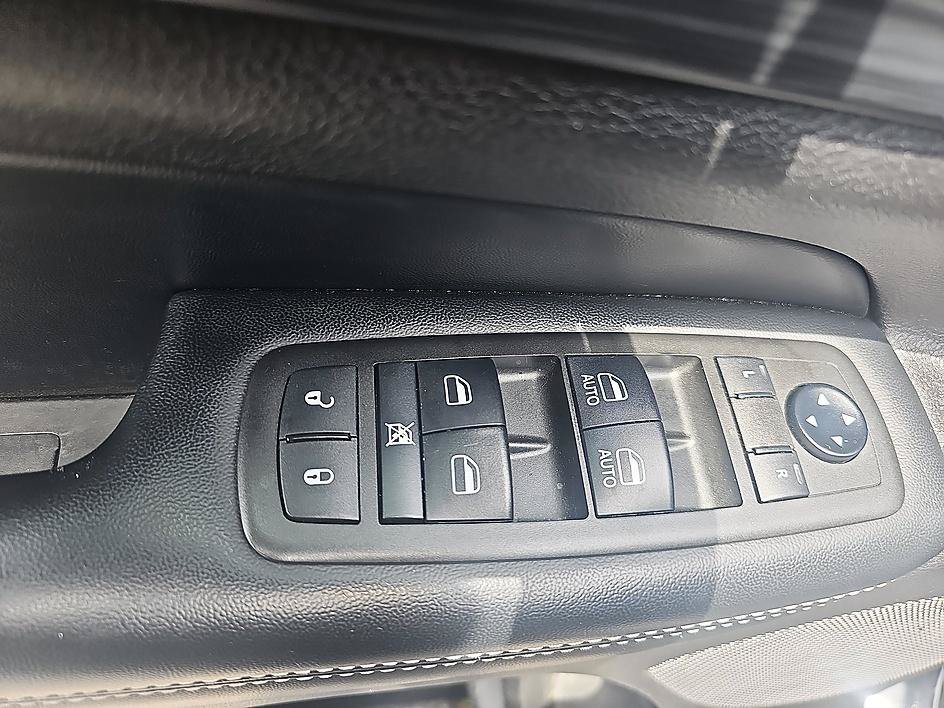 Used 2021 Diamond Black Crystal Pearlcoat Jeep Freedom image 10