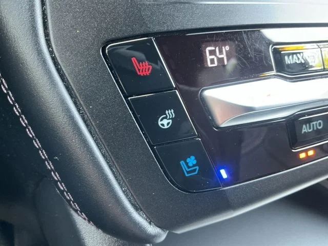 Used 2020 Black Metallic Ford Platinum image 22