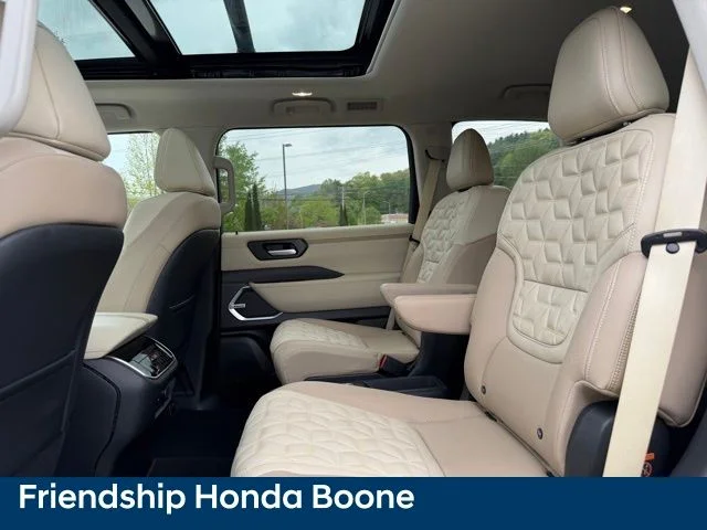 Used 2025 White Nissan Platinum Reserve image 38