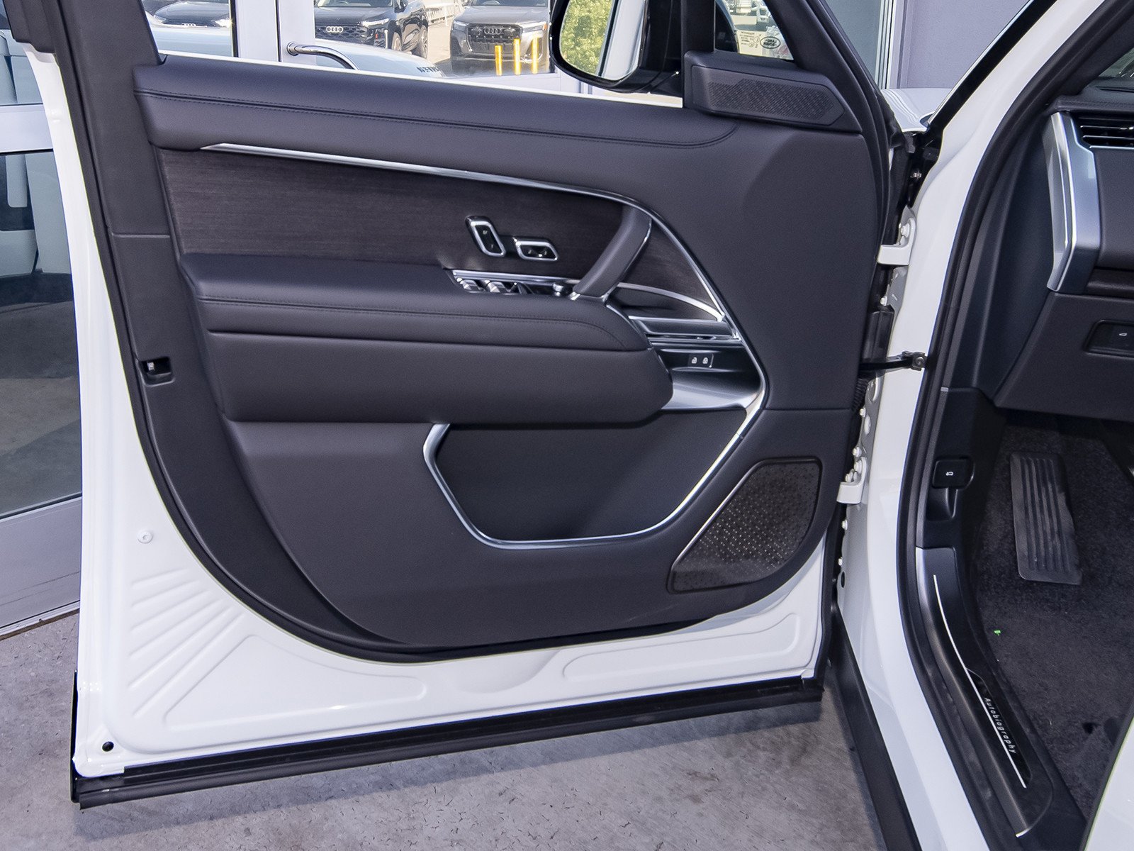 New 2026 Fuji White Land Rover Autobiography image 34
