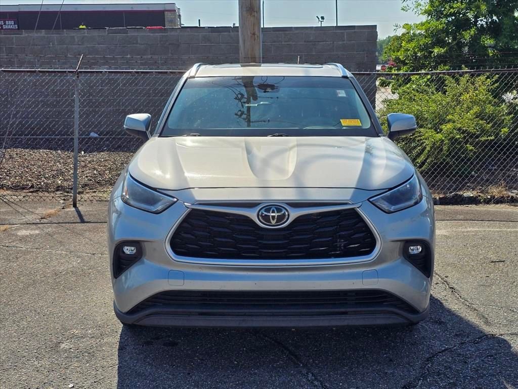 Used 2021 Silver Toyota XLE image 10