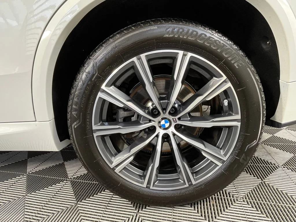 Used 2024 White BMW xDrive40i image 15