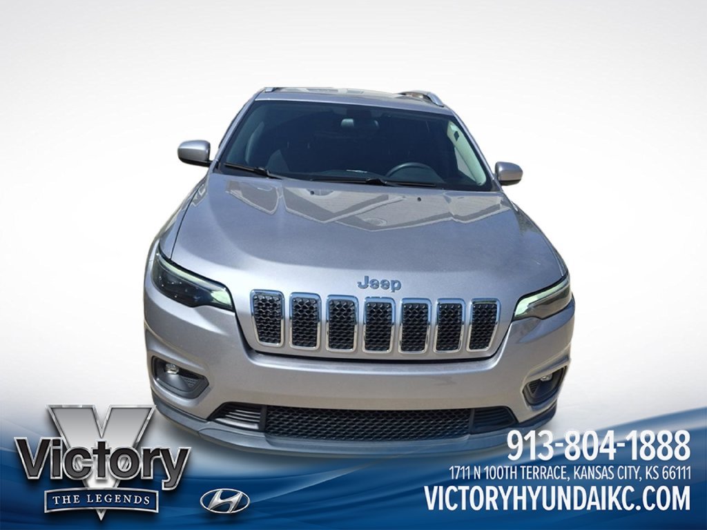Used 2019 Silver Jeep Latitude image 2