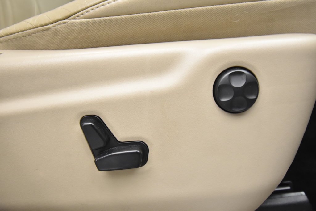 Used 2013 Bright White Clearcoat Jeep Limited image 24