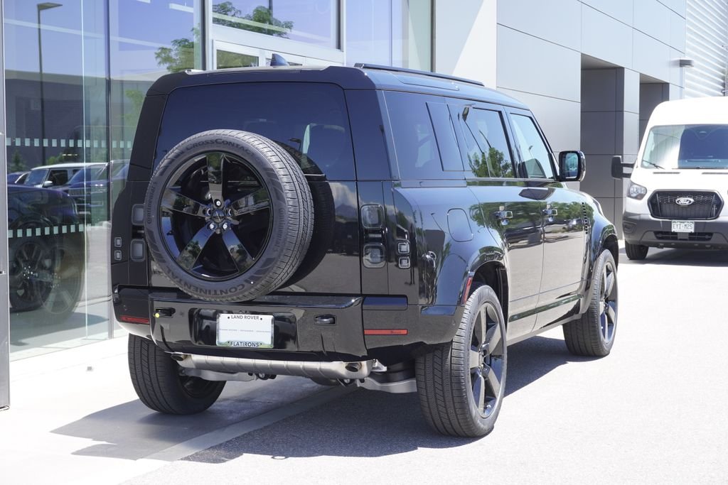 New 2026 Santorini Black Land Rover X-Dynamic SE image 2