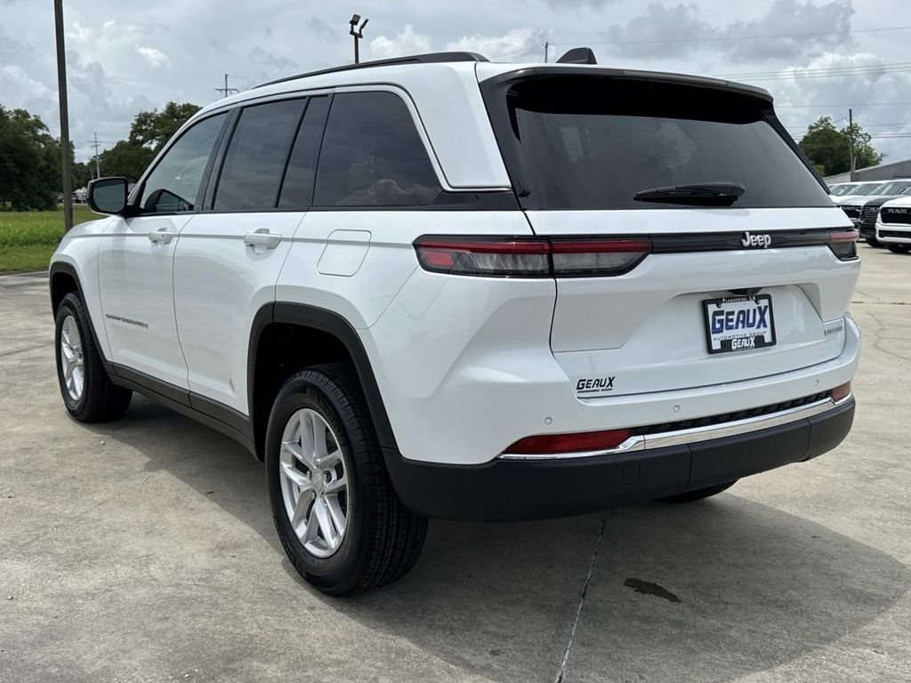 New 2026 Bright White Clear-Coat Exterior Paint Jeep Laredo X image 9