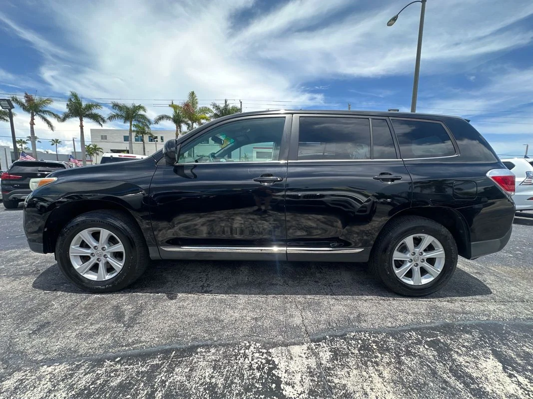 Used 2011  Toyota Base V6 image 8