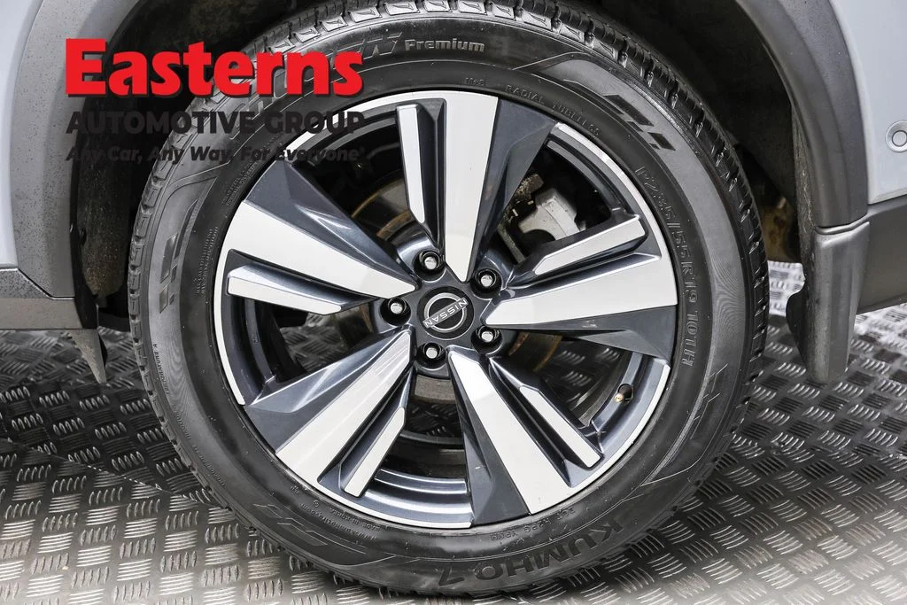 Used 2023 Gray Nissan SL image 8