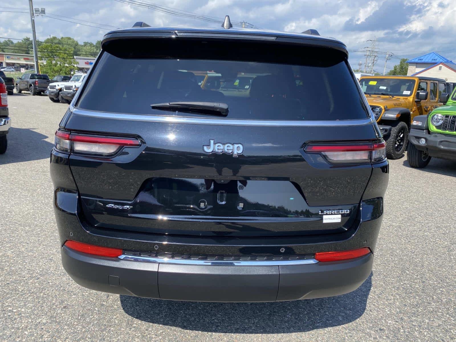 Certified Used 2023 Diamond Black Crystal Pearlcoat Jeep Laredo image 4