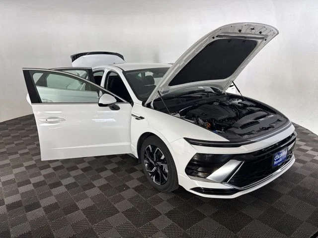 Used 2025 White Hyundai SEL image 15