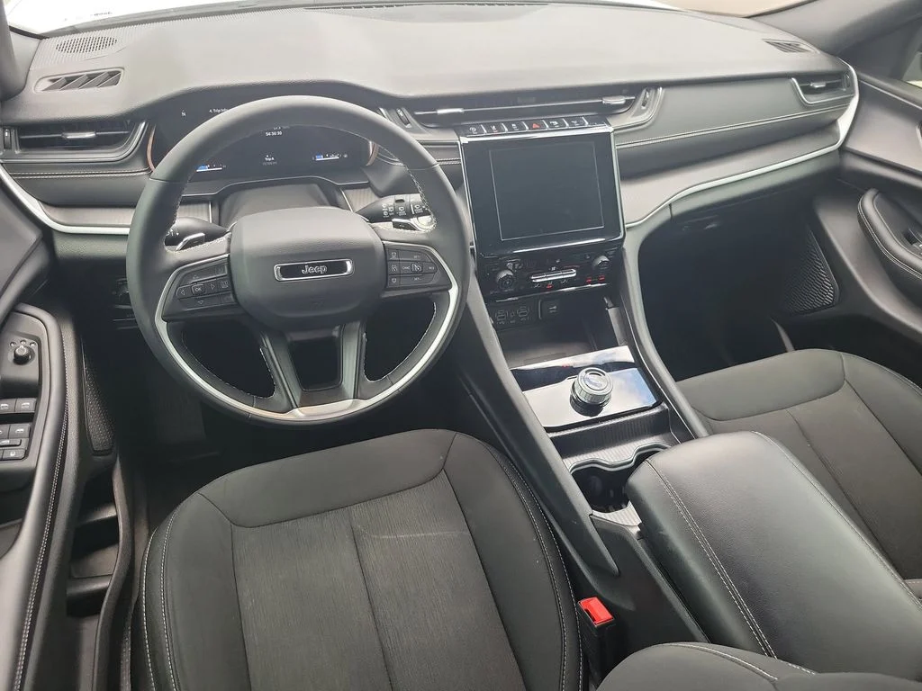Used 2025 White Jeep Laredo image 11