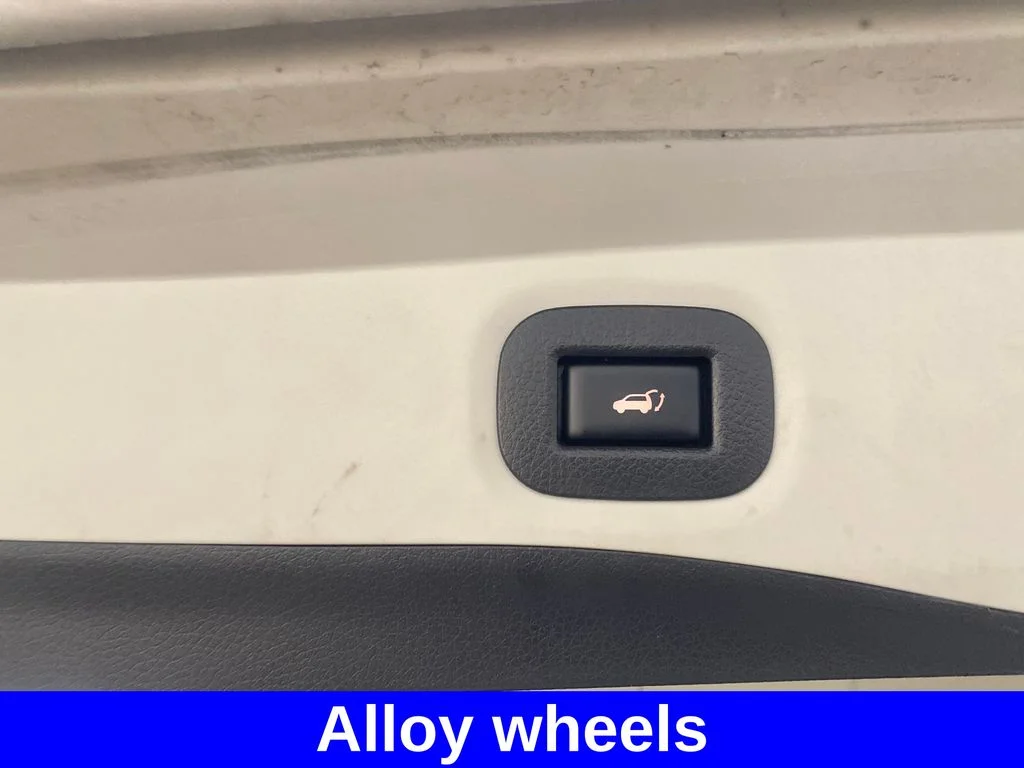 Used 2017 Silver Nissan SL image 17