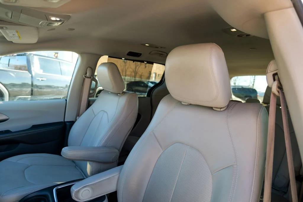 Used 2021 Bright White Clearcoat Chrysler Touring L image 18