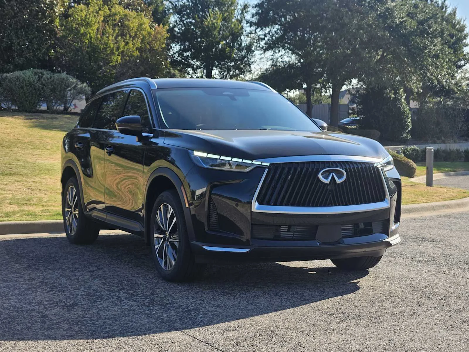 New 2027 MINERAL BLACK INFINITI Luxe AWD image 2