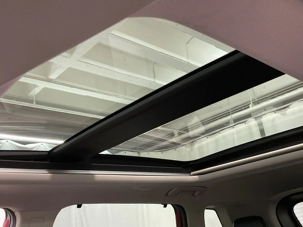 Used 2021 Scarlet Nissan SV image 19