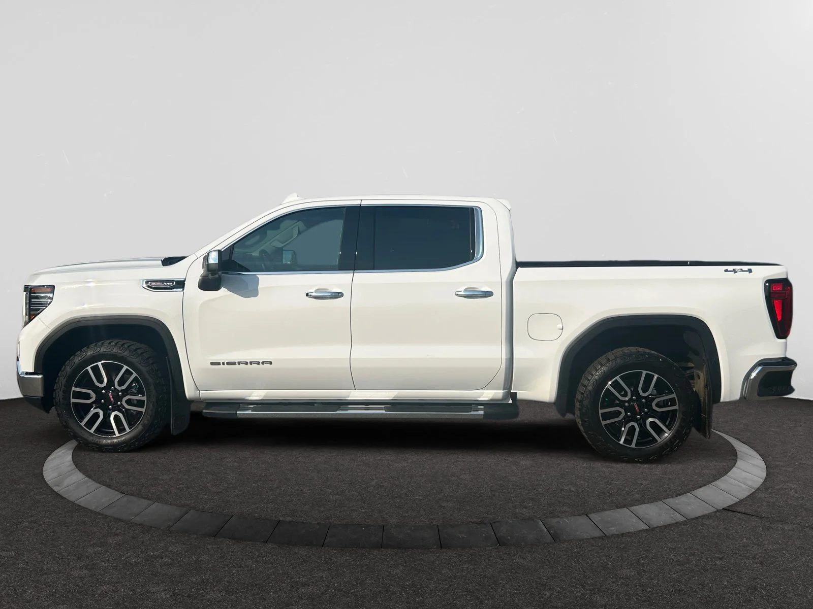 Used 2024 White GMC SLT Crew Cab 6.2L Leather Sunroof 4x4 image 2