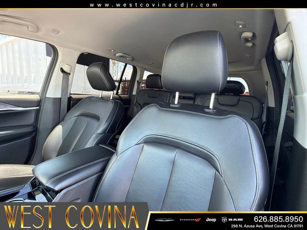 Used 2023 Silver Jeep Limited image 23
