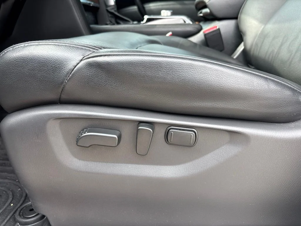 Used 2023 White Nissan SL image 20