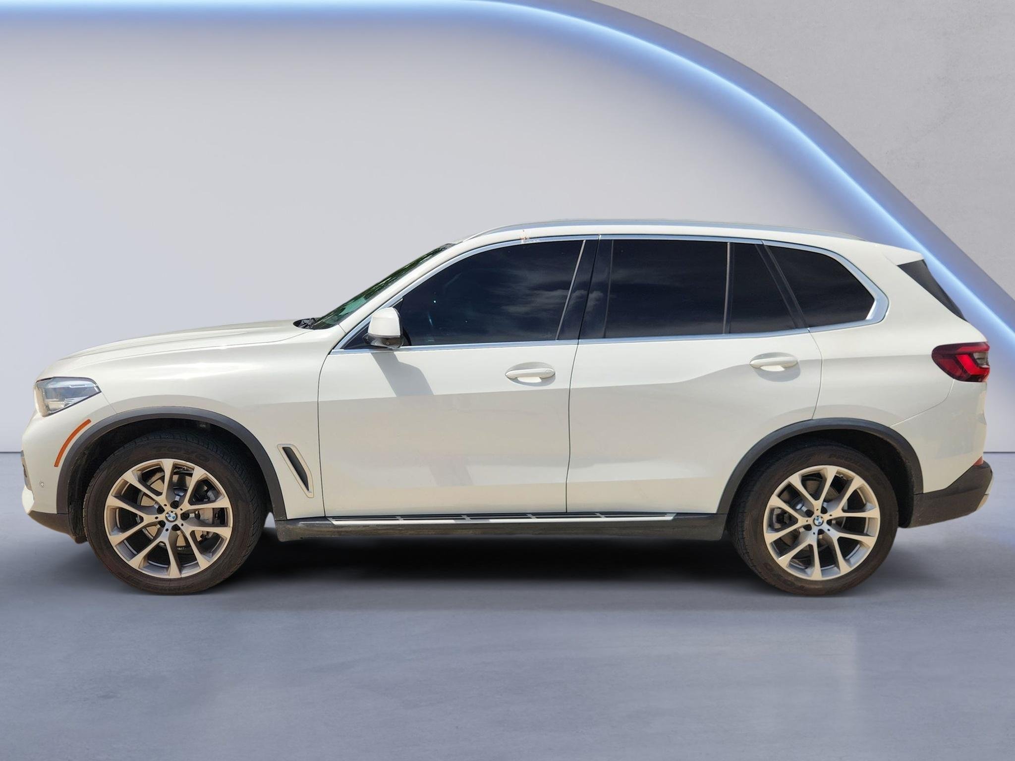Used 2023 Alpine White BMW sDrive40i image 5