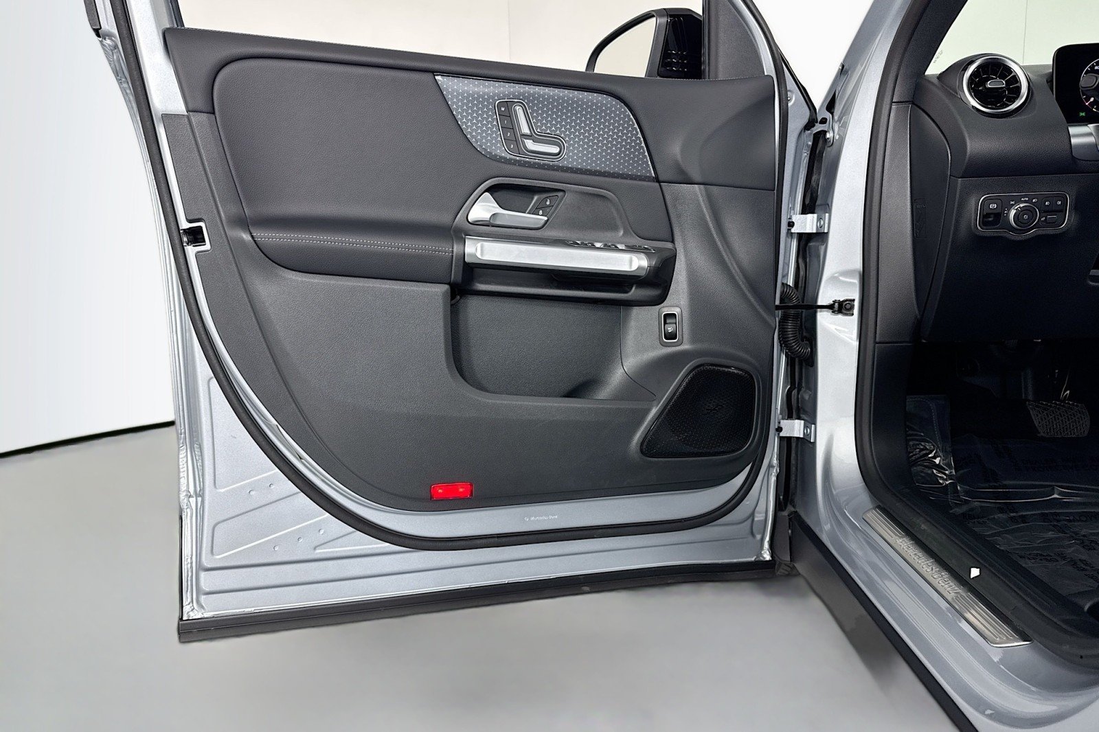 New 2026 Cirrus Silver Metallic Mercedes-Benz GLB 250 SUV image 21