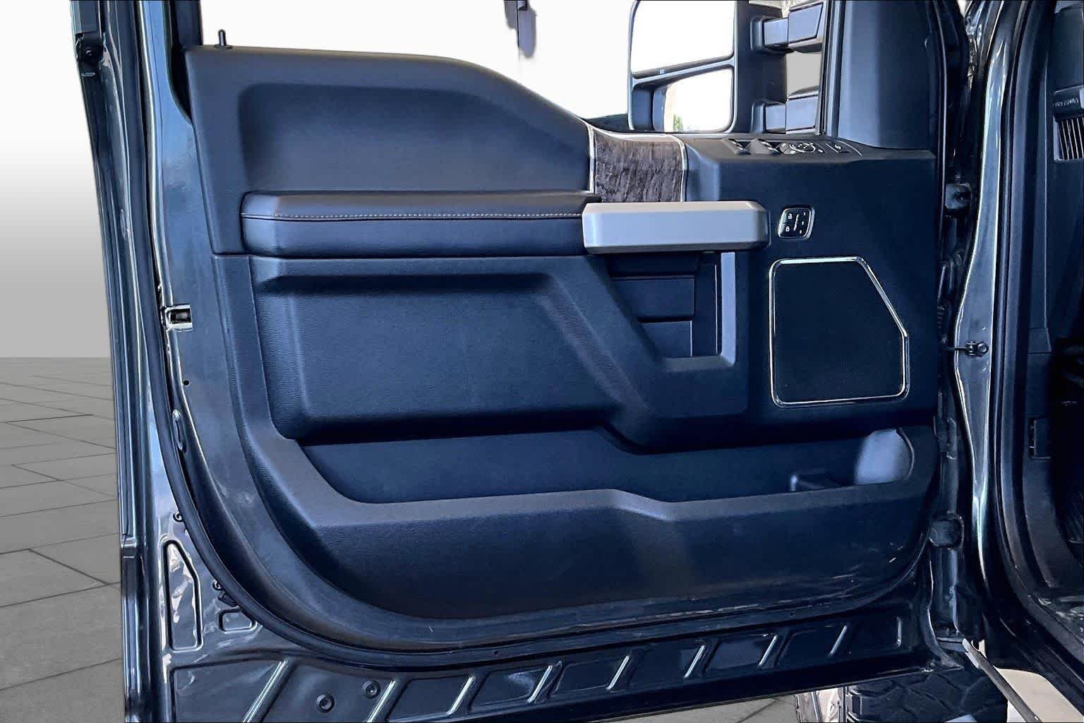 Used 2018 Magnetic Metallic Ford LARIAT image 21