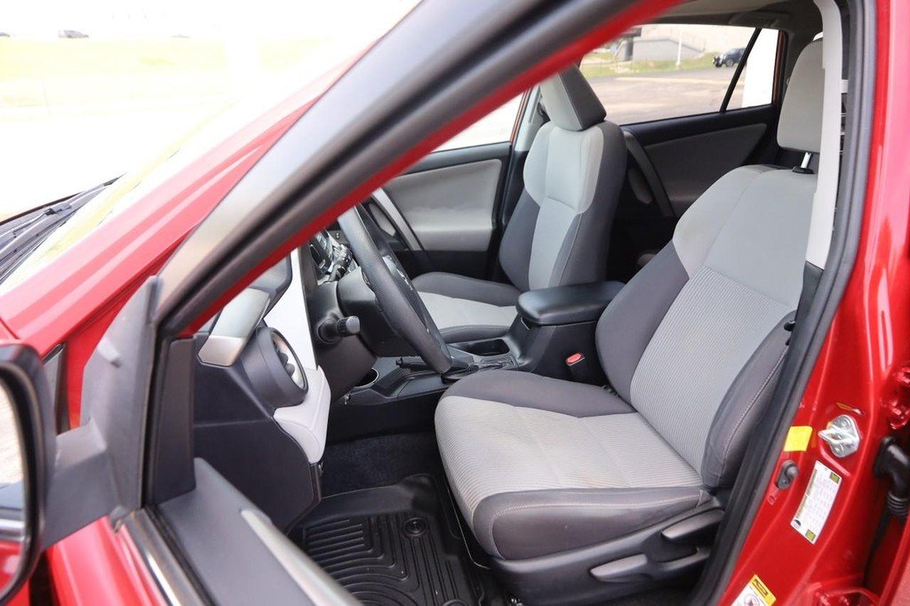 Used 2014 Barcelona Red Metallic Toyota FWD 4dr XLE (Natl) image 9